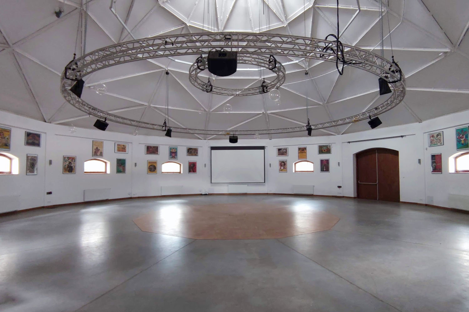 Poznaj dawną bazę cyrkową w Julinku - 4