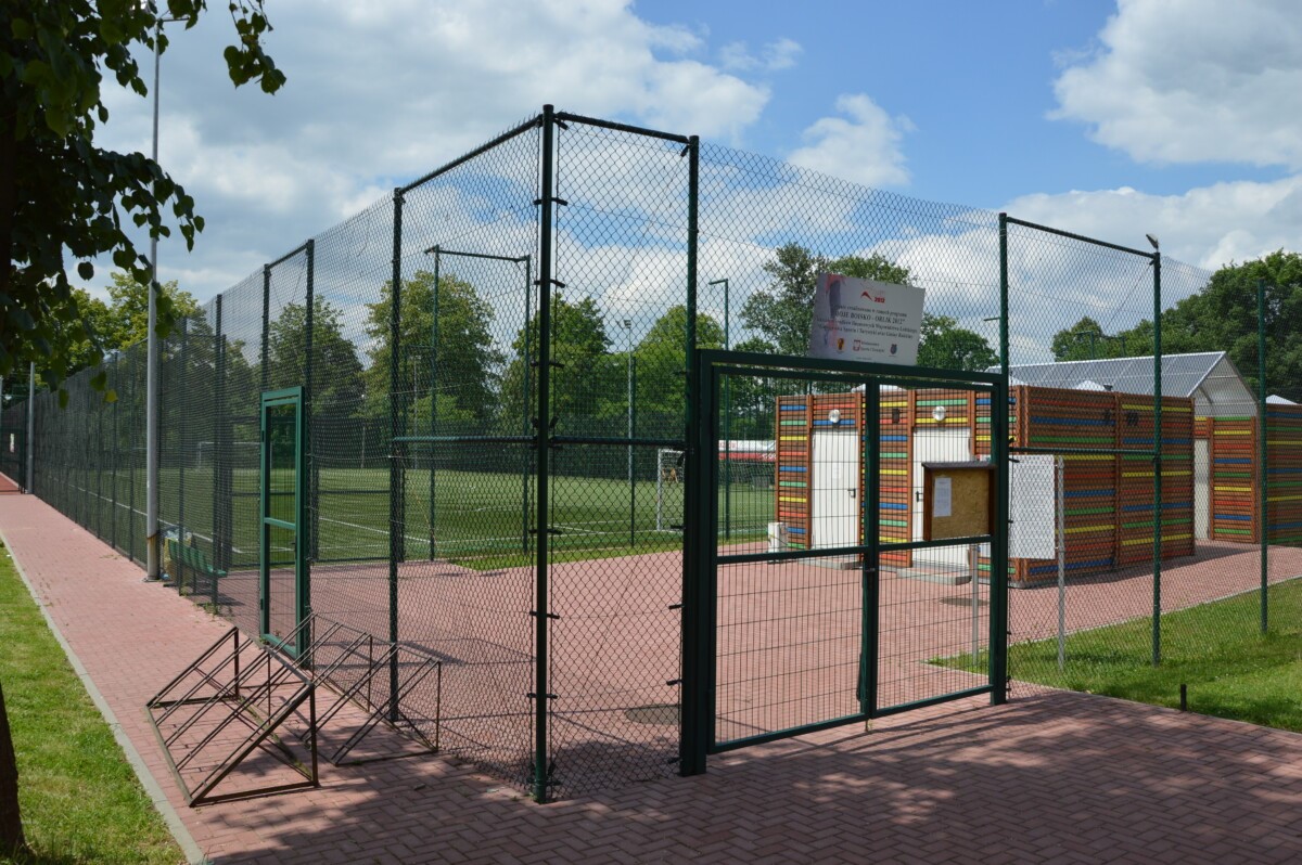 Boisko ORLIK z placem zabaw dla dzieci w Łaznowie