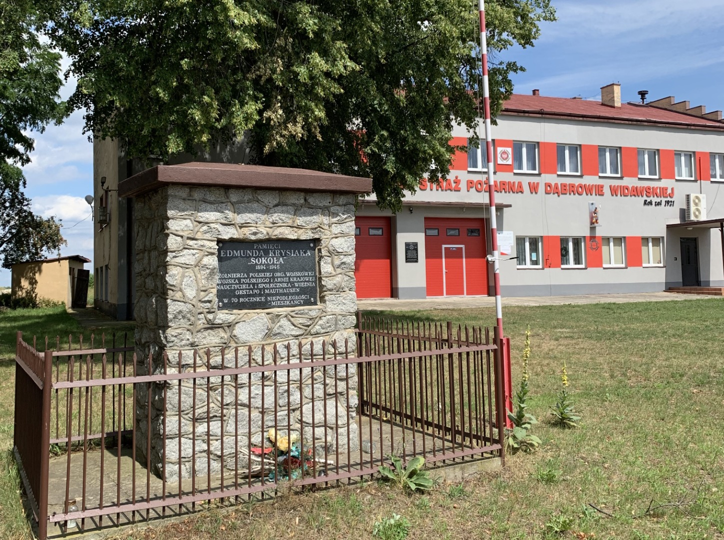 Pomnik pamięci Edmunda Krysiaka "Sokoła"