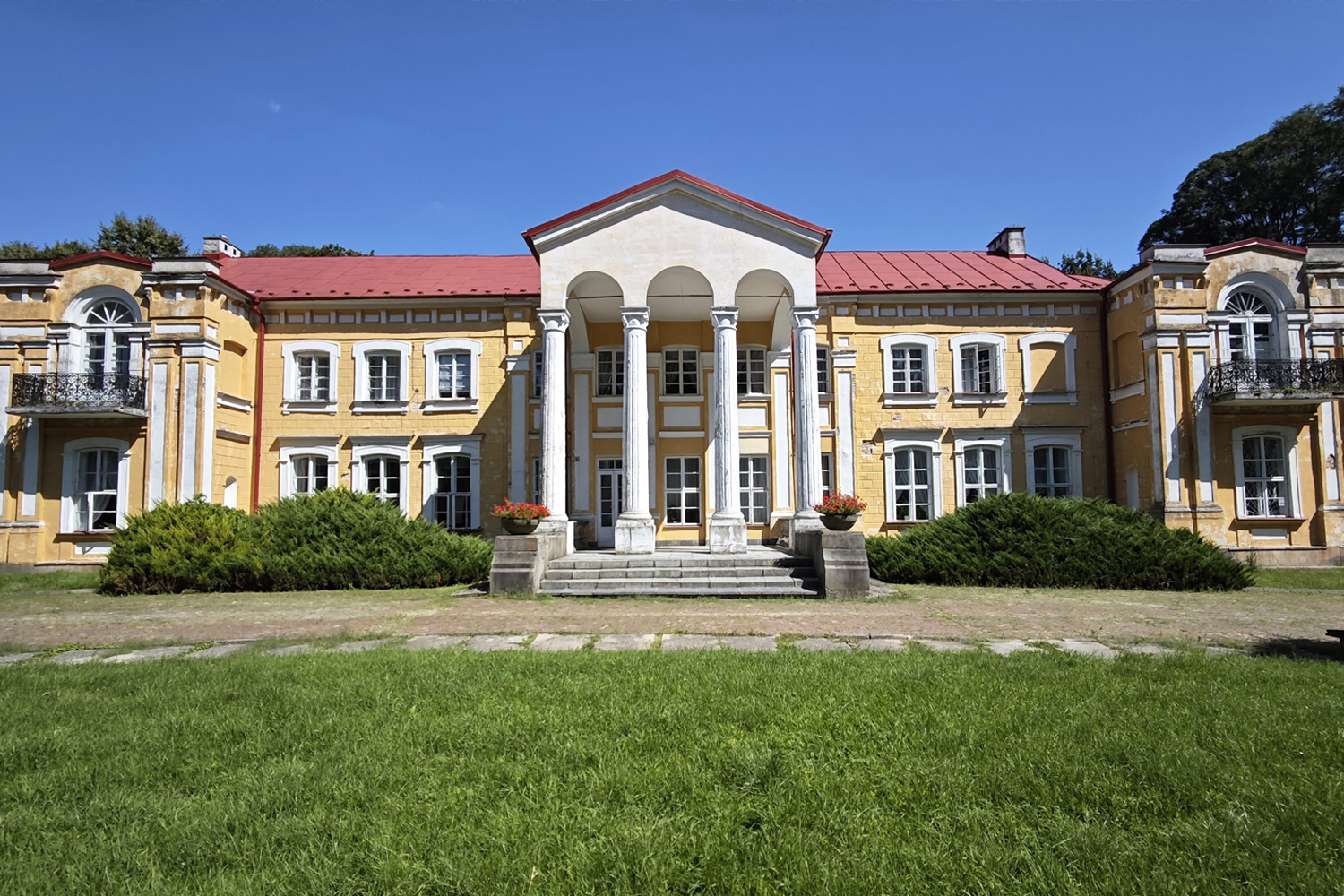 Z Wandą Popławską po starym Sitnie