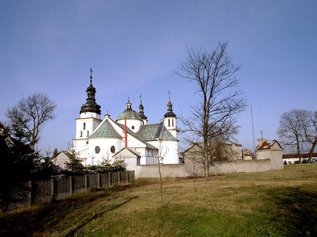 Kamienne dzieci przy dąbrowskim kościele - 1