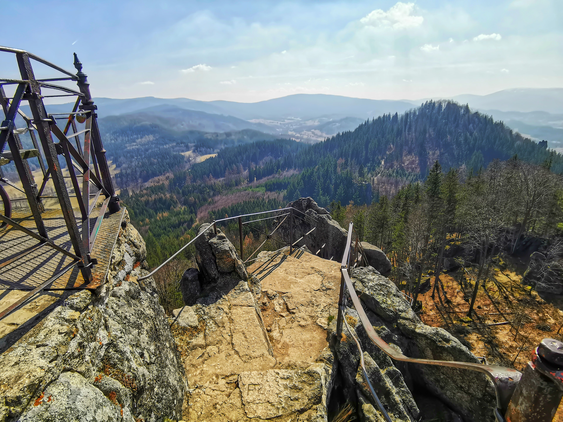 Skały Gór Sokolich strażniczkami przyrody i historii - 1